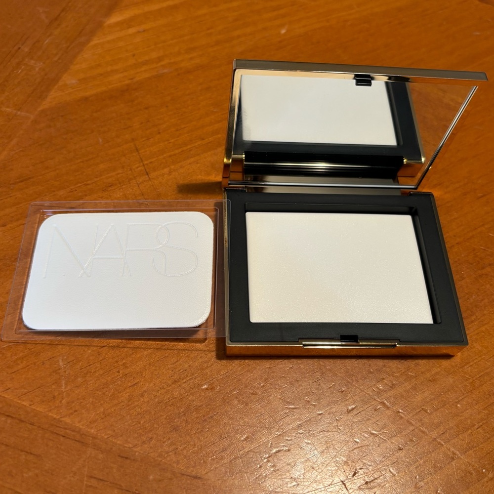 NARS Claudette Light Reflecting Pressed Setting Powder - Picture 6 of 16